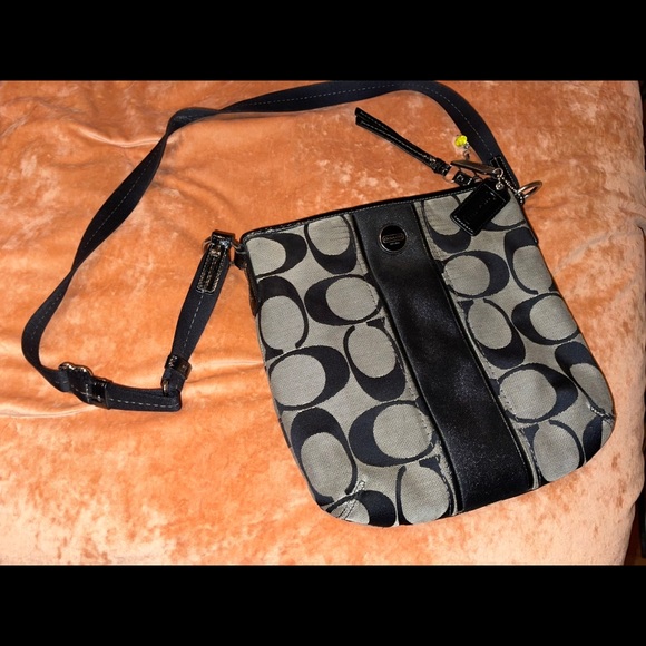 Coach Handbags - GUC Coach crossbody